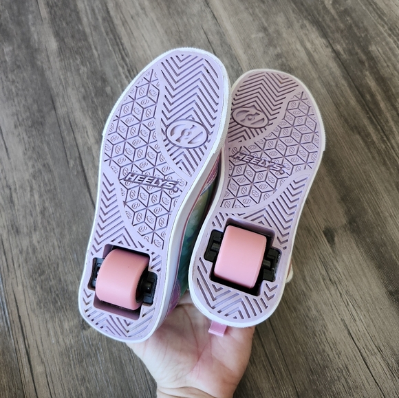 Heelys Pro 20 Heart Rainbow Prints Skate Sneakers - Picture 7 of 8